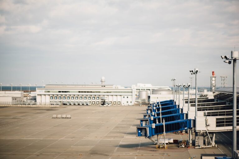 découvrez l’aéroport montpellier méditerranée: vols, horaires, accès, parkings, transports et conseils voyageurs pour un départ en toute sérénité.