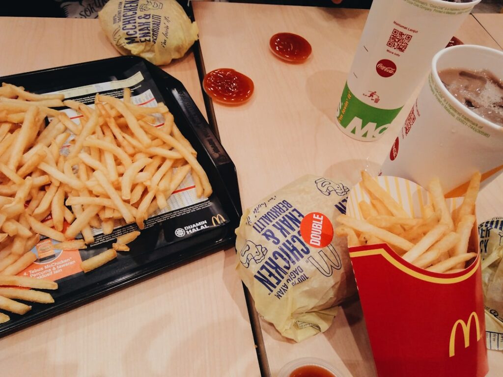 découvrez tout sur le fast-food : son histoire, ses avantages et inconvénients, et des conseils pour profiter d'une restauration rapide tout en préservant votre équilibre alimentaire.