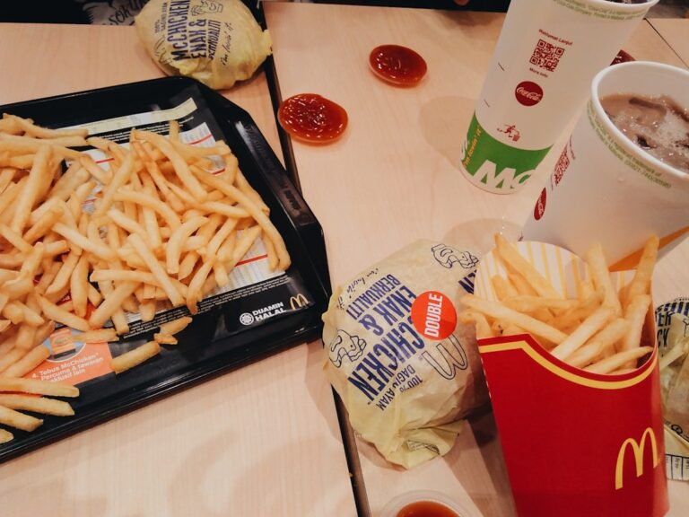 découvrez tout sur le fast-food : son histoire, ses avantages et inconvénients, et des conseils pour profiter d'une restauration rapide tout en préservant votre équilibre alimentaire.
