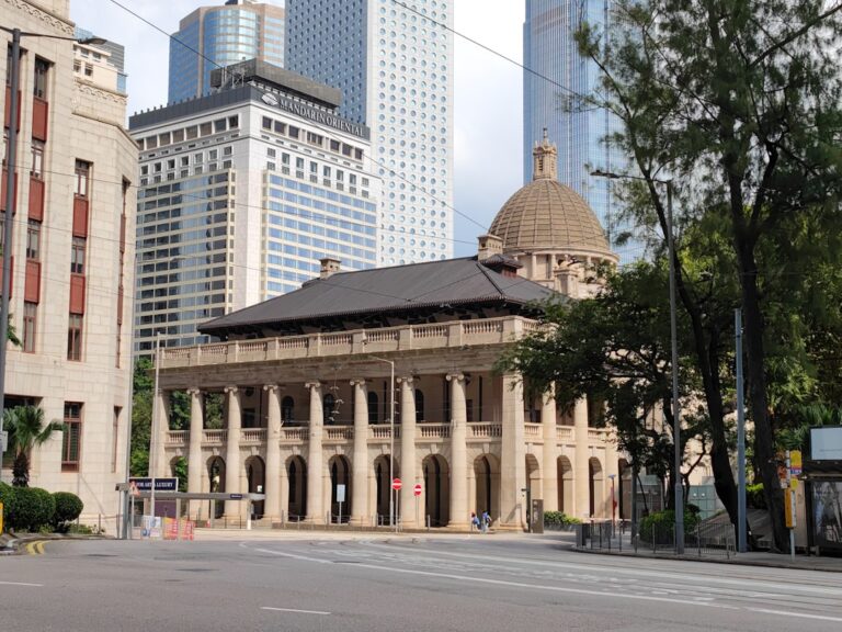 découvrez le rôle, les missions et le fonctionnement de la cour d'appel en france : procédure, décisions et juridiction compétente pour contester un jugement.