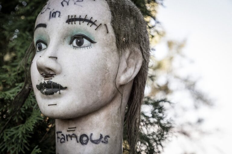 découvrez tout sur les piercings : types, tendances, soins et conseils pour choisir le piercing idéal et garantir une cicatrisation rapide et sans risque.